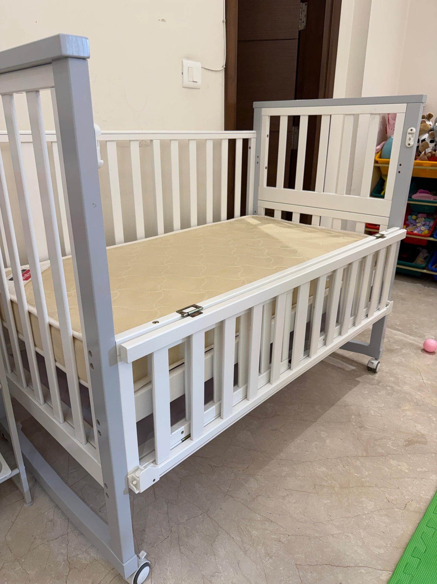 Babyhug Chester Baby Wooden Cot with Wheels | Excellent Condition