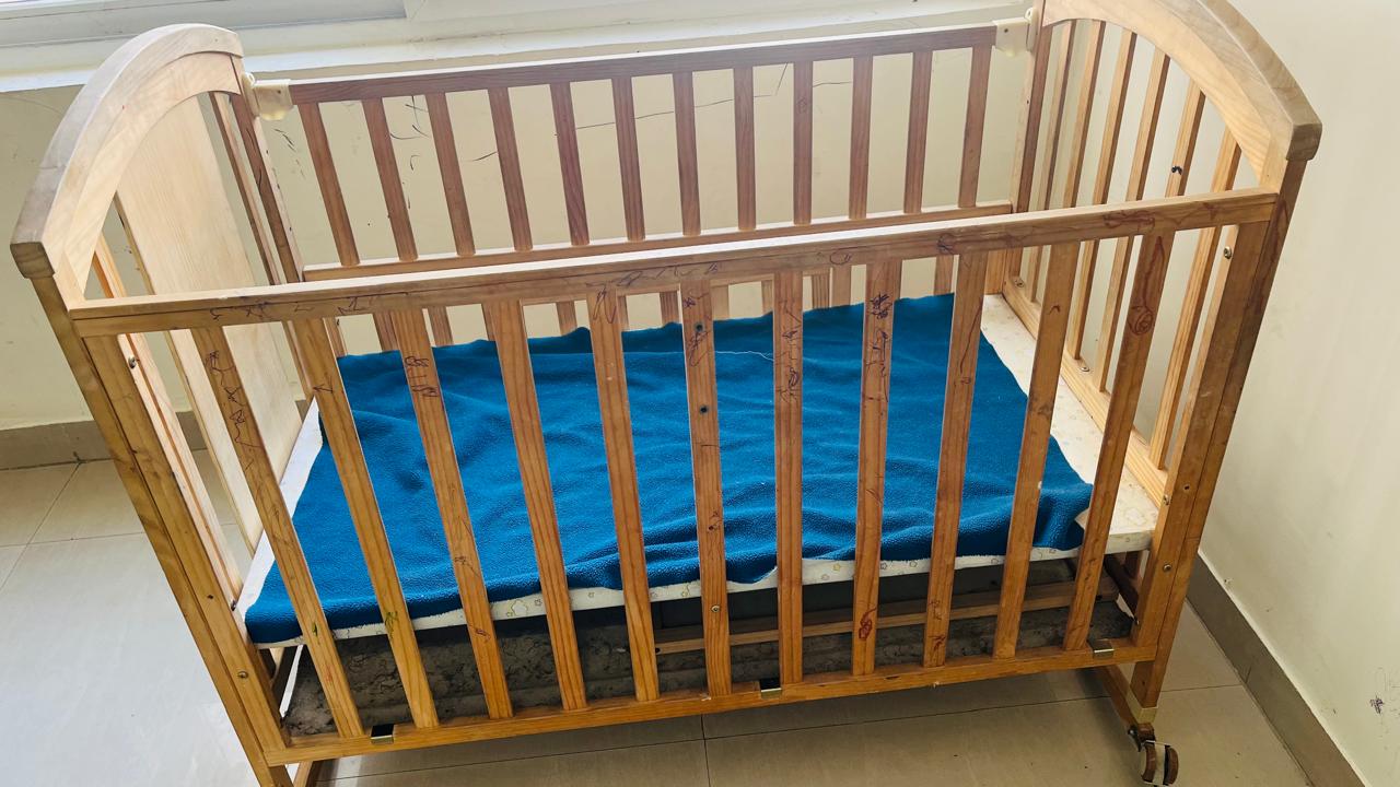 Hunyhuny Wooden Crib ( Without Mattress )