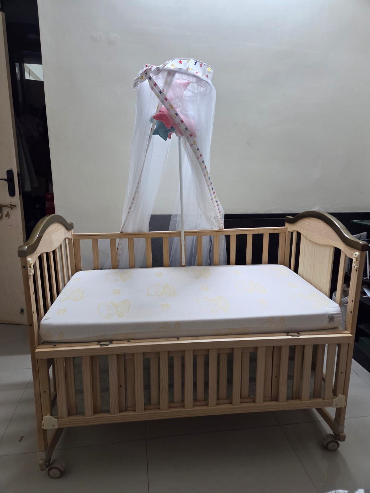 StarandDaisy Baby cot with mattress
