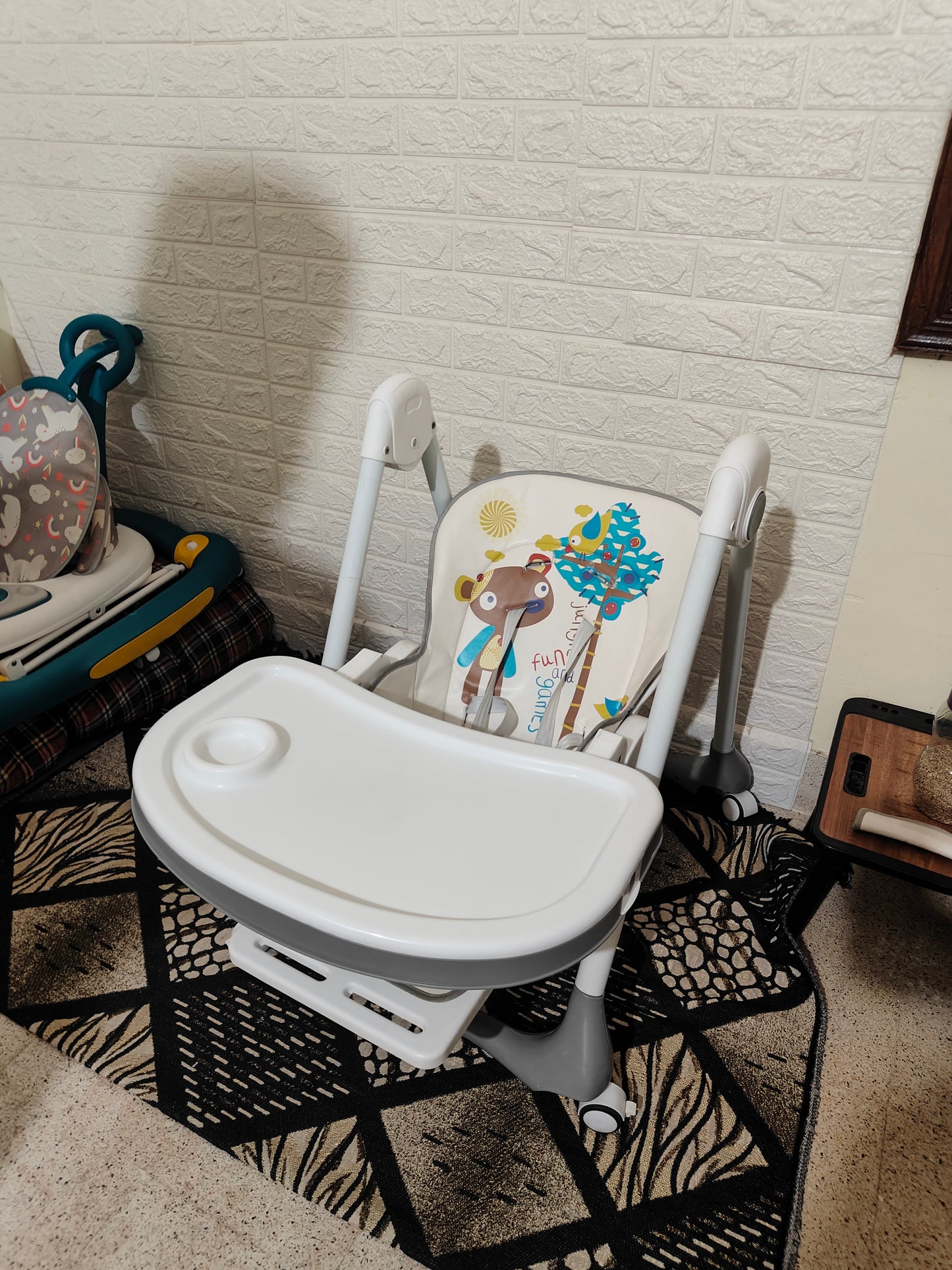 R for rabbit  Marshmallow high chair