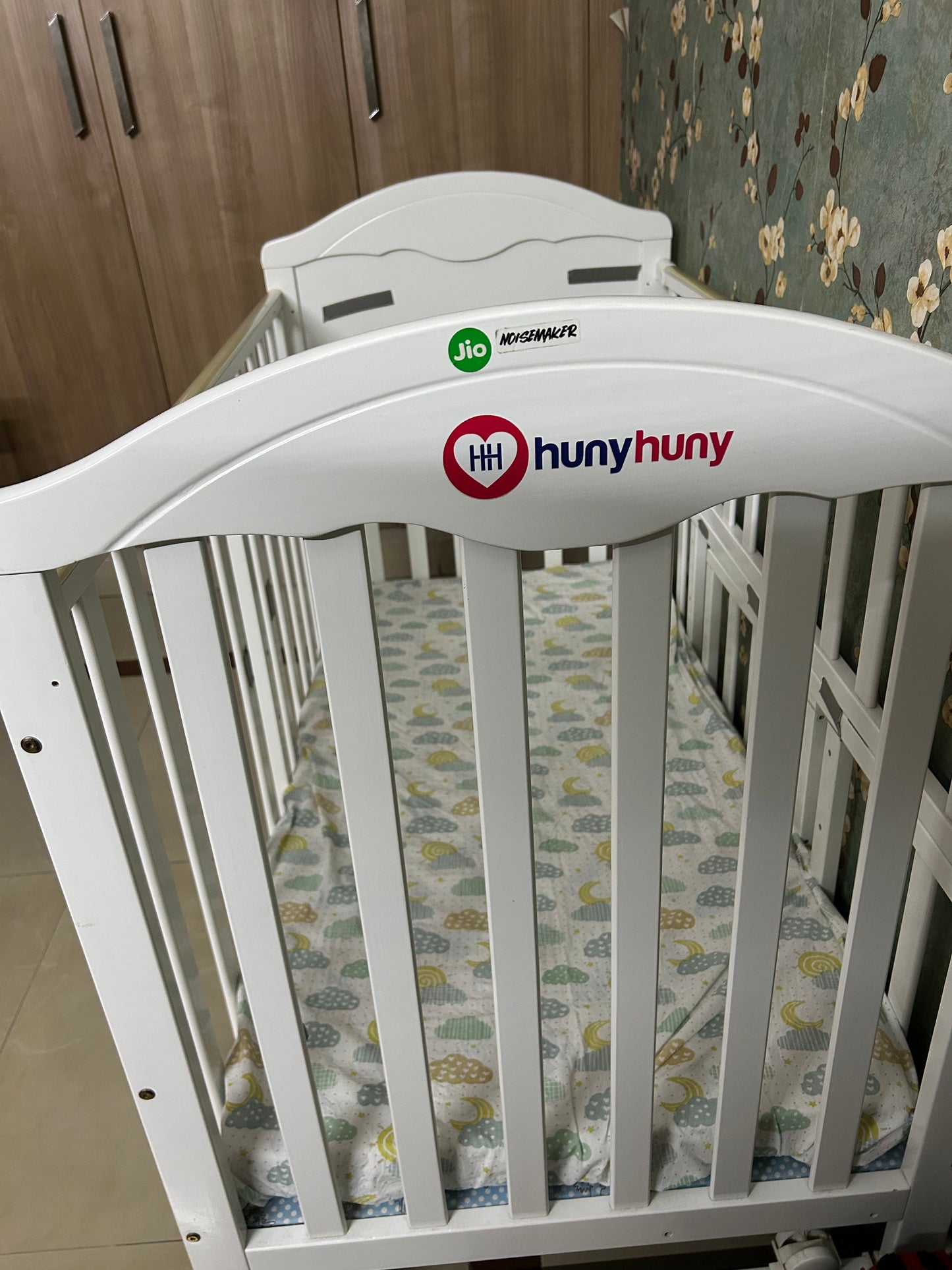 Huny Huny Wooden Crib with mattress and bumpers