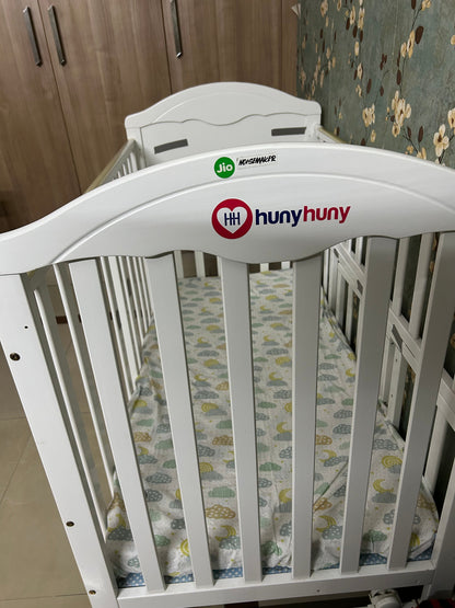Huny Huny Wooden Crib with mattress and bumpers
