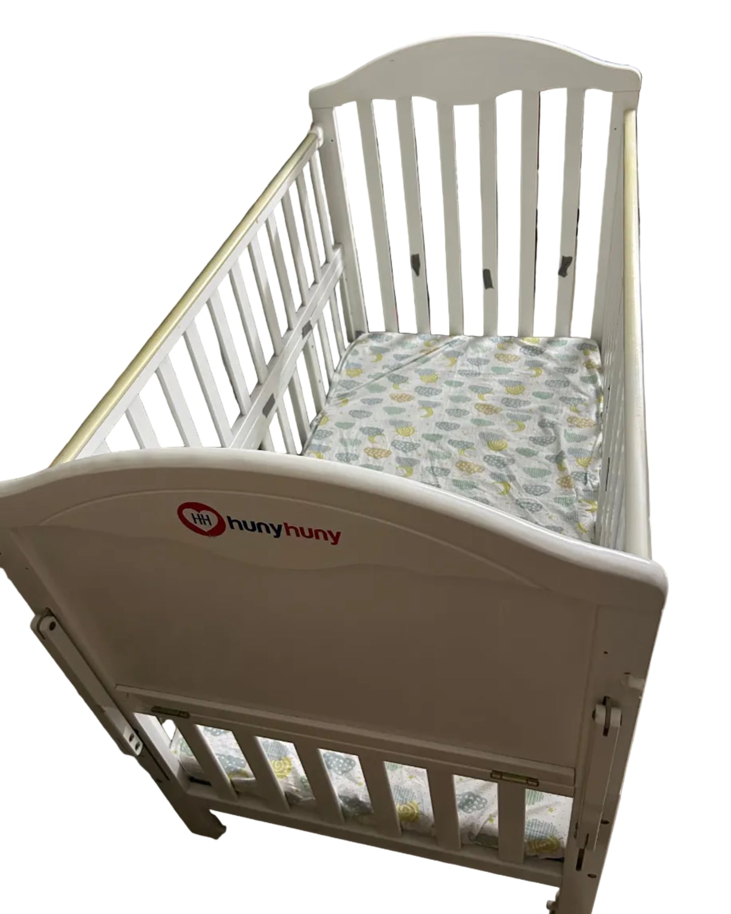 Huny Huny Wooden Crib with mattress and bumpers