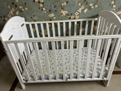 Huny Huny Wooden Crib with mattress and bumpers