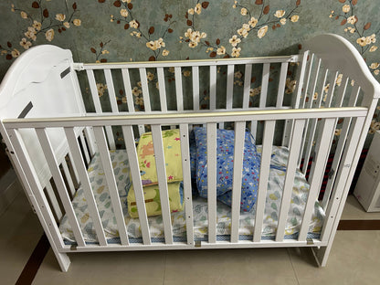 Huny Huny Wooden Crib with mattress and bumpers