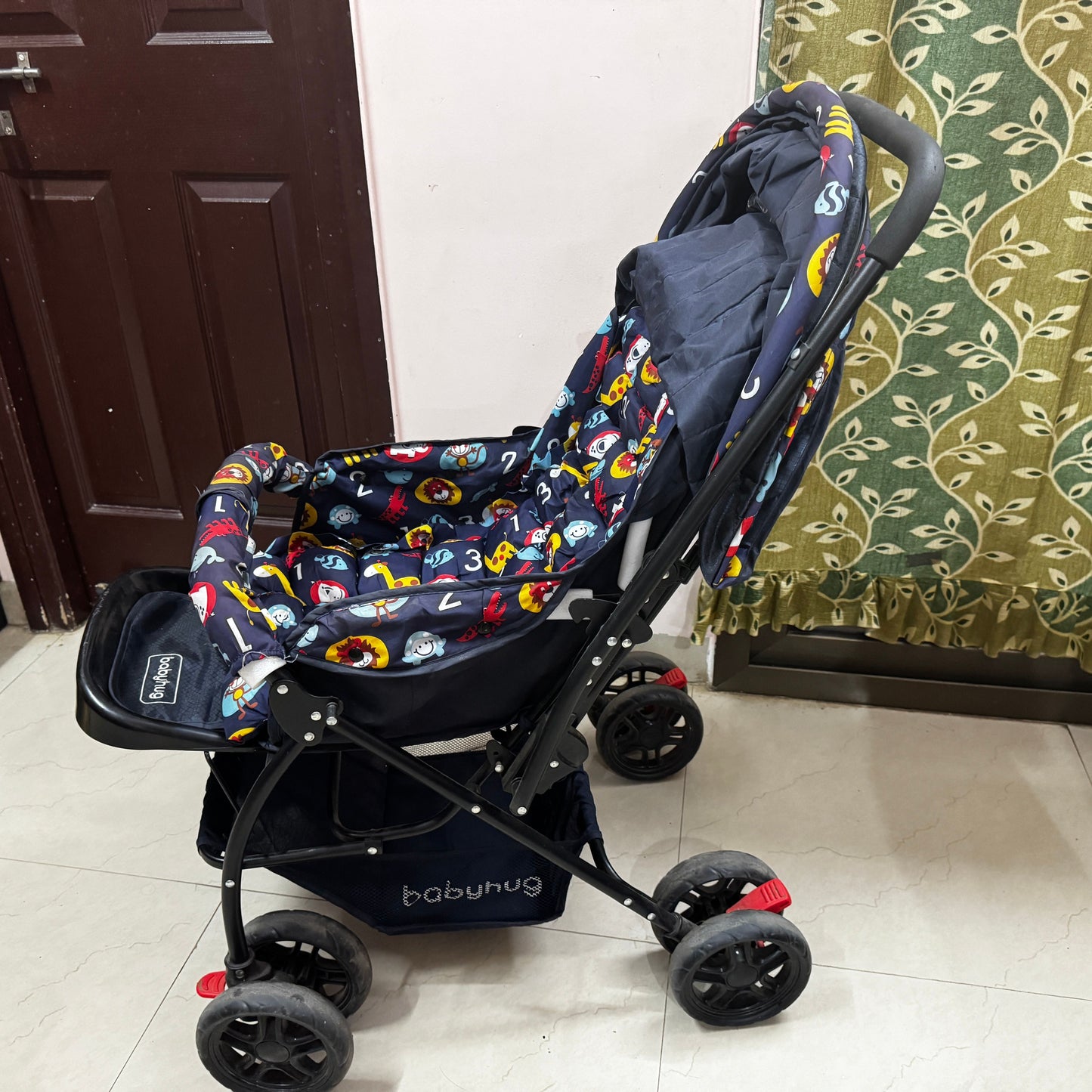 Babyhug Cosy Cosmo Stroller with Reversible handle