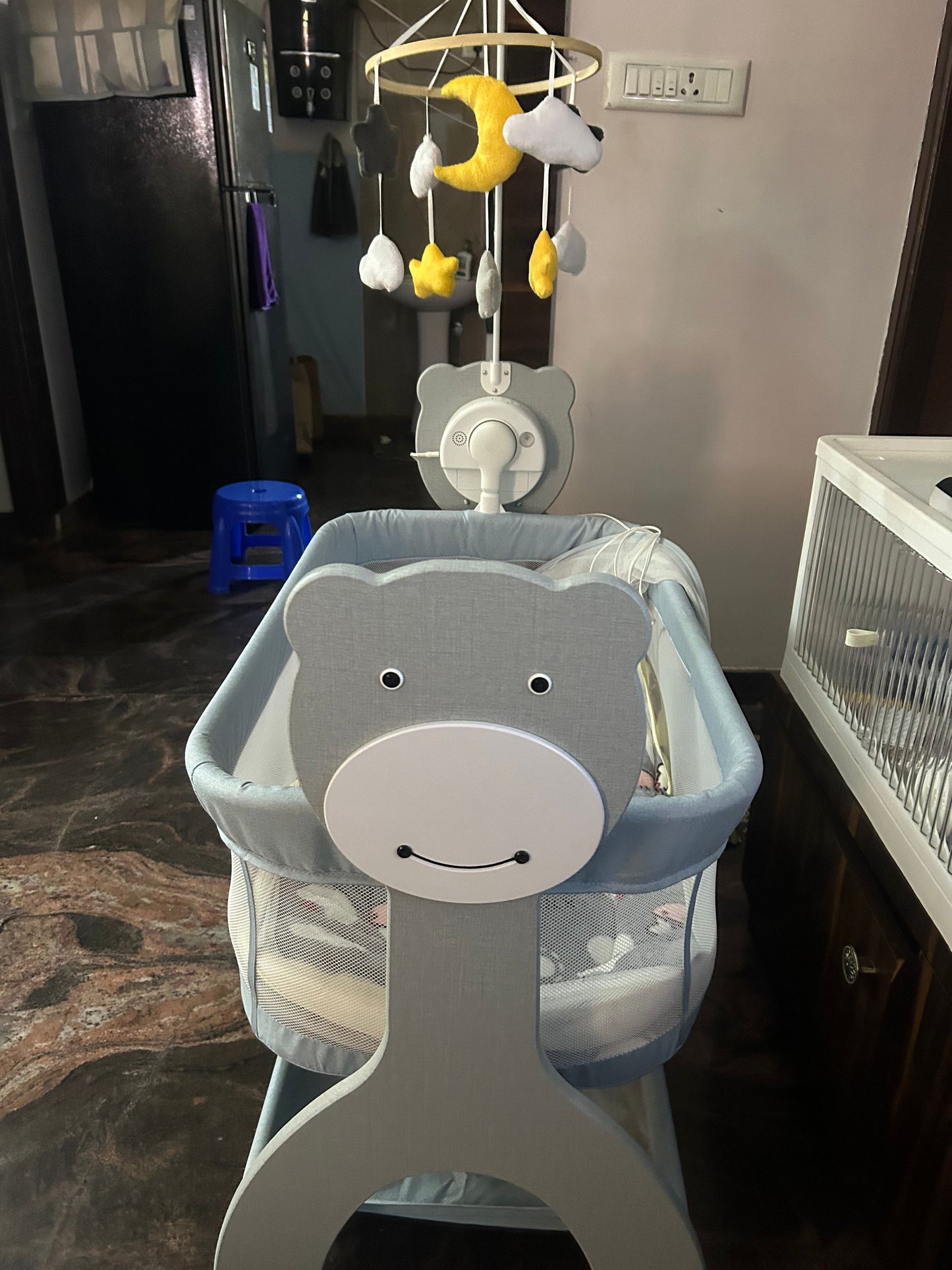 MeeMee Sweet Love Automatic Electric Cradle with Cot Mobile