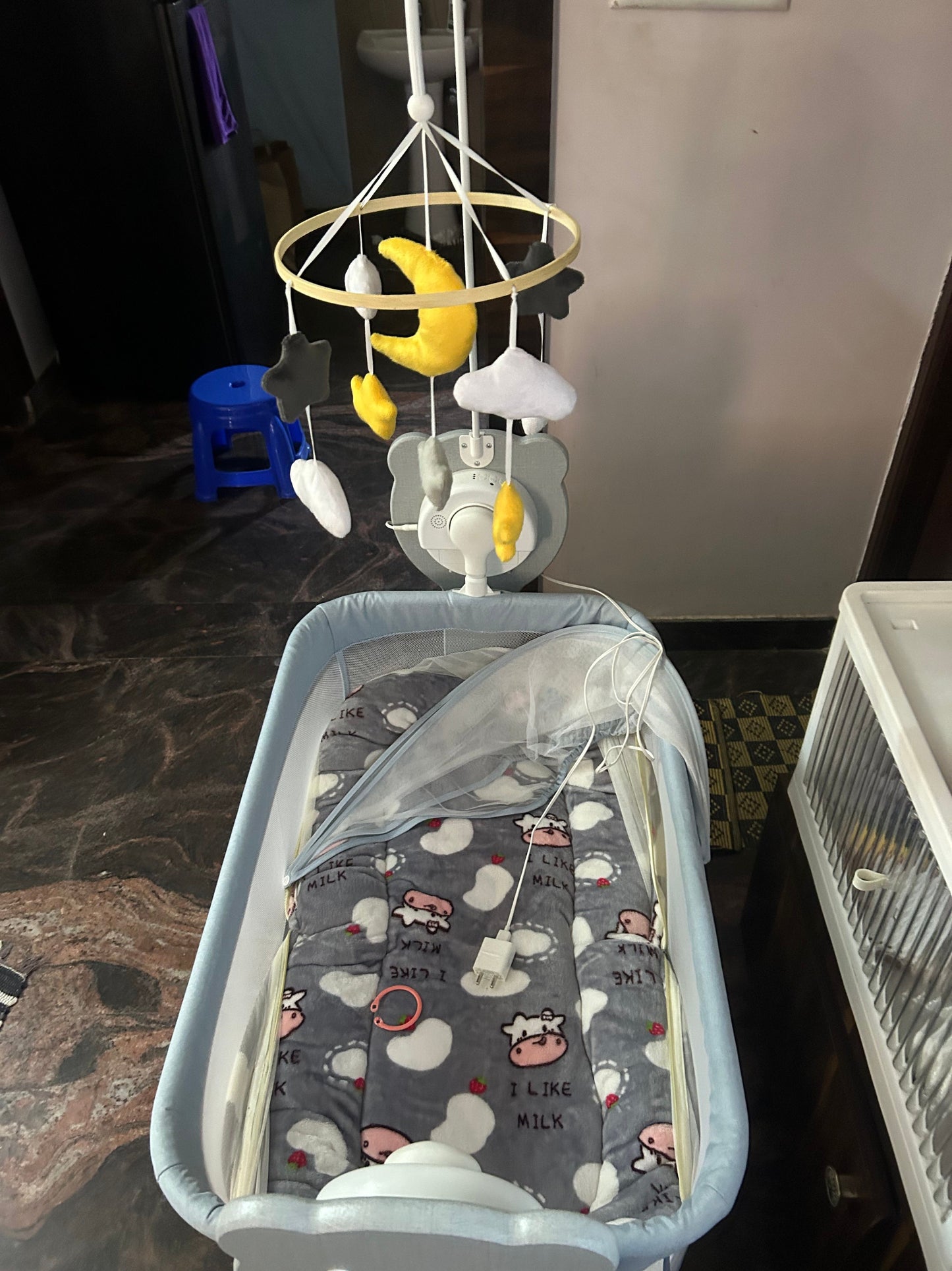 MeeMee Sweet Love Automatic Electric Cradle with Cot Mobile