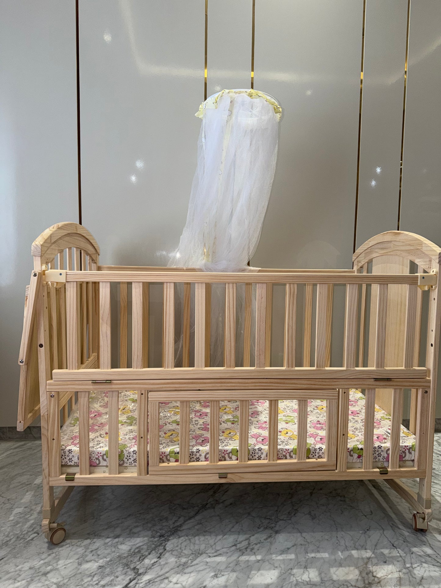 Hunyhuny Pinewood Crib With Mosquito Net