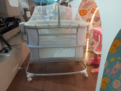 STAR AND DAISY Mastela Deluxe 3-in-1 Baby Bassinet with Automatic Swing Rocker