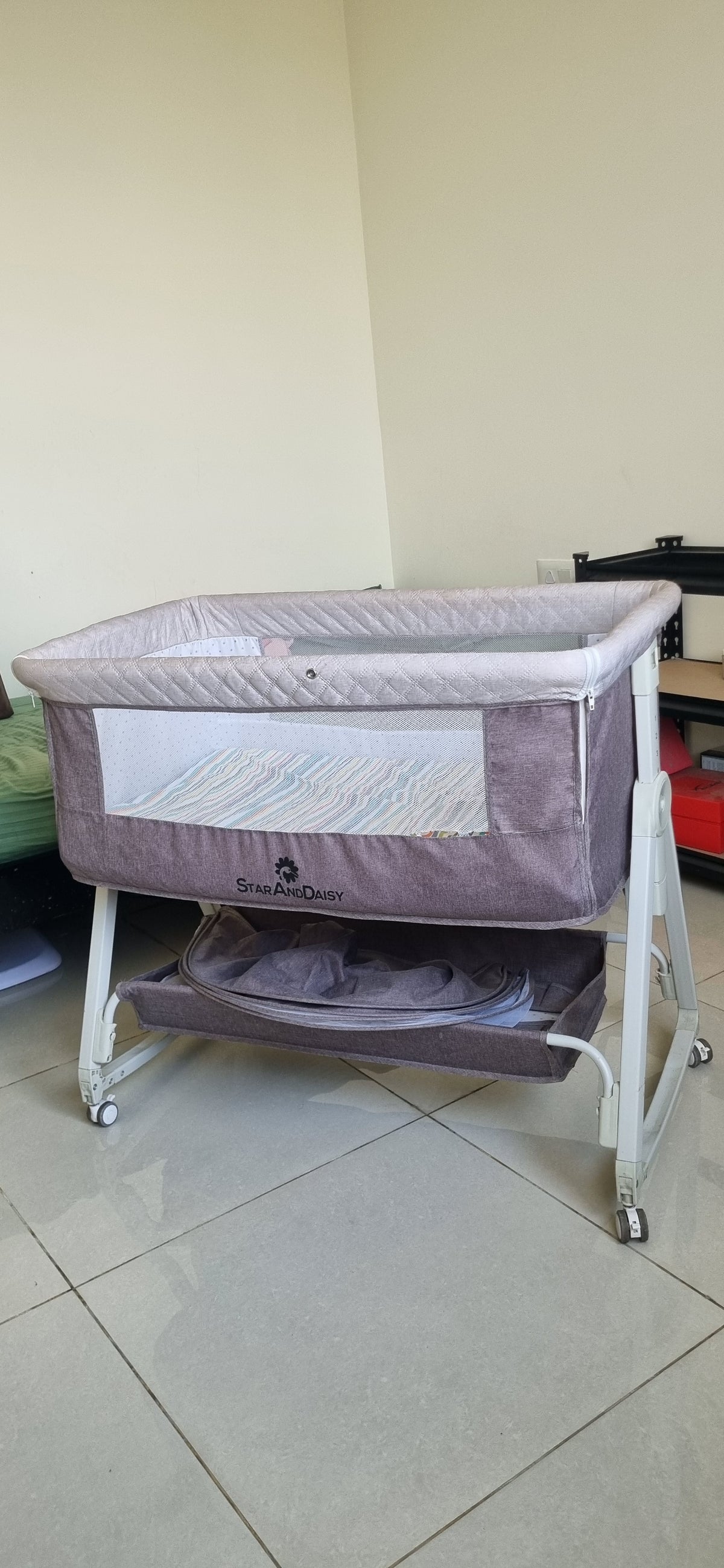 Star and Daisy Cradle with Wakefit Baby Mattress