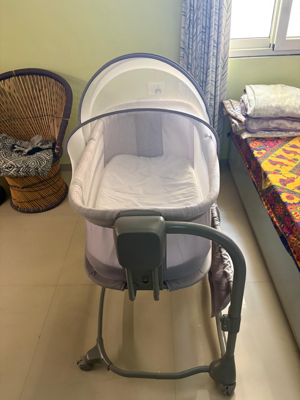 STAR AND DAISY Mastela Deluxe 3-in-1 Baby Bassinet with Automatic Swing Rocker