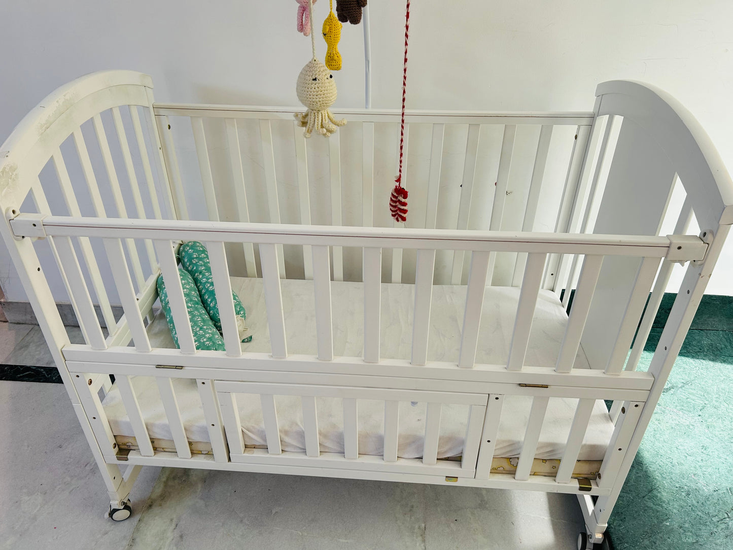 HunyHuny Baby Cot with Mattress and Mobile