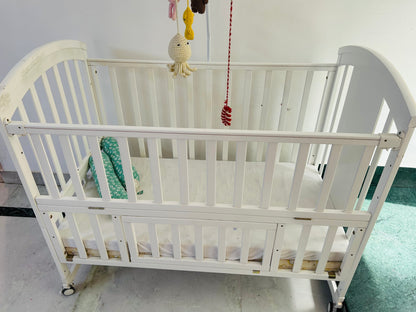 HunyHuny Baby Cot with Mattress and Mobile