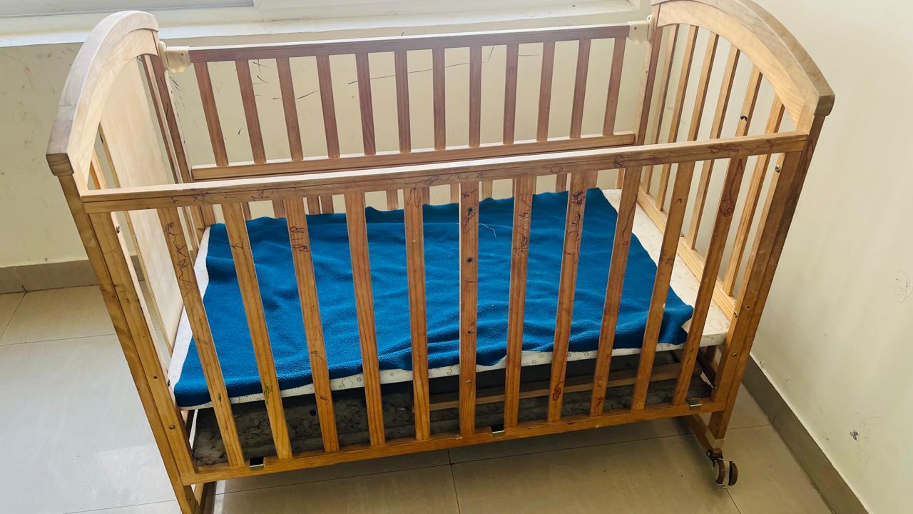 Hunyhuny Wooden Crib ( Without Mattress )